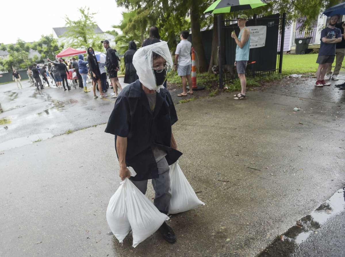 A resident takes home sandbags from a city run sandbag distribution location at the dryades ymca along oretha castle haley blvd. , friday, aug. 27, 2021, in new orleans, as residents prepare for hurricane ida. (max becherer/the times-picayune/the new orleans advocate via ap)