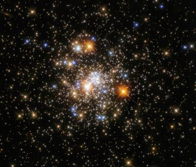 Stunning Hubble Space Telescope Image of a Glittering Globular Cluster