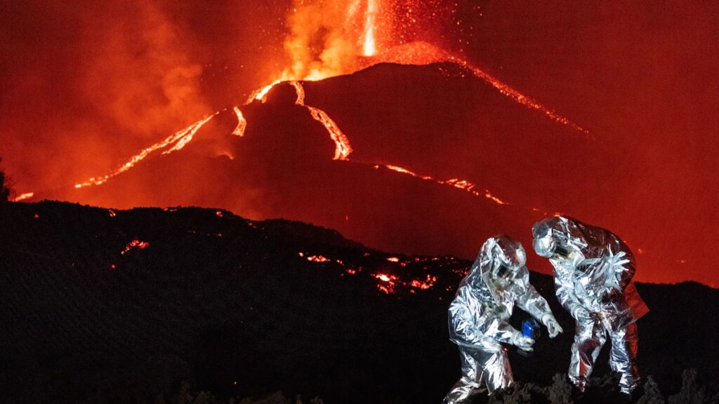 Dramatic photos show La Palma volcano’s ongoing eruption