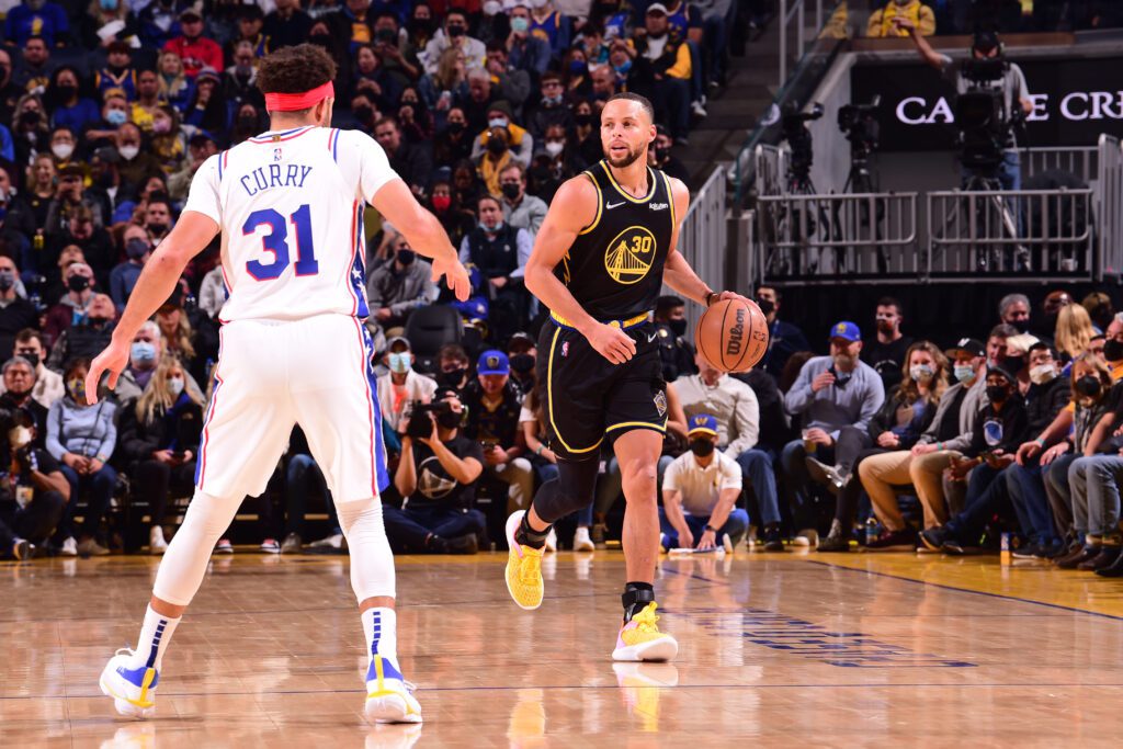 Stephen Curry Outduels Brother Seth as Warriors Beat 76ers