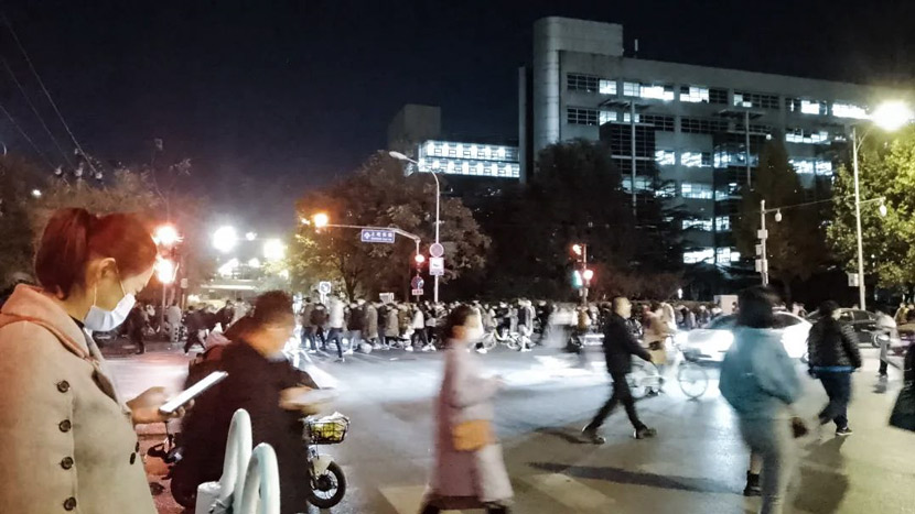 People cross a road near Xi’erqi Station in Beijing, 2021. Chen Meizi/Ciwei Gongshe
