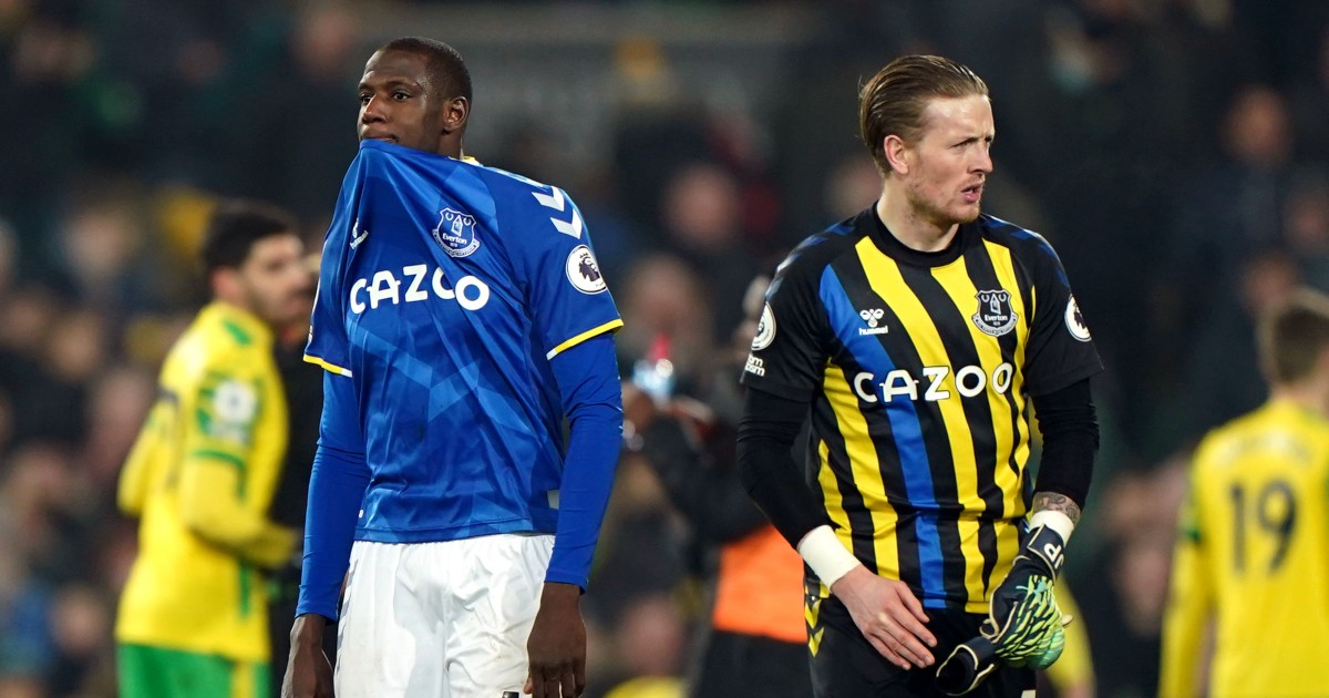 Everton players Abdoulaye Doucoure and Jordan Pickford