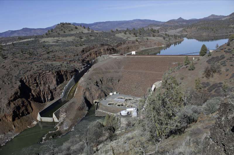 Major hurdle cleared in plan to demolish 4 California dams