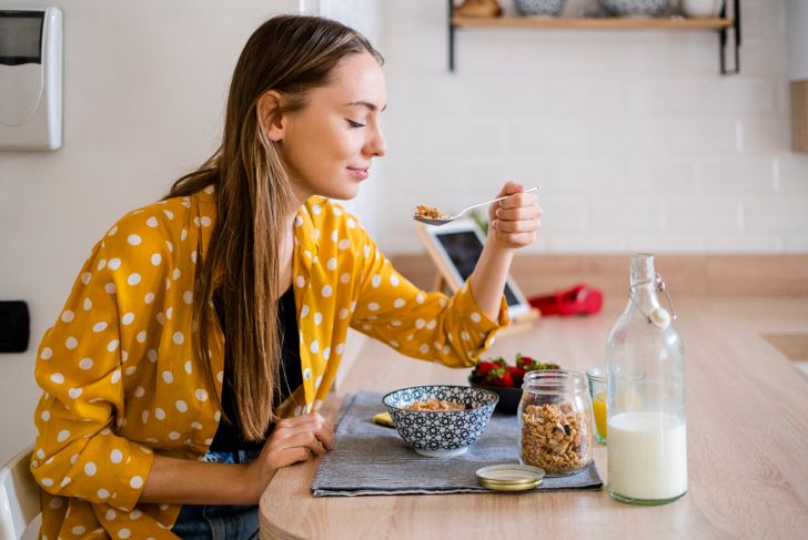 woman having breakfast
